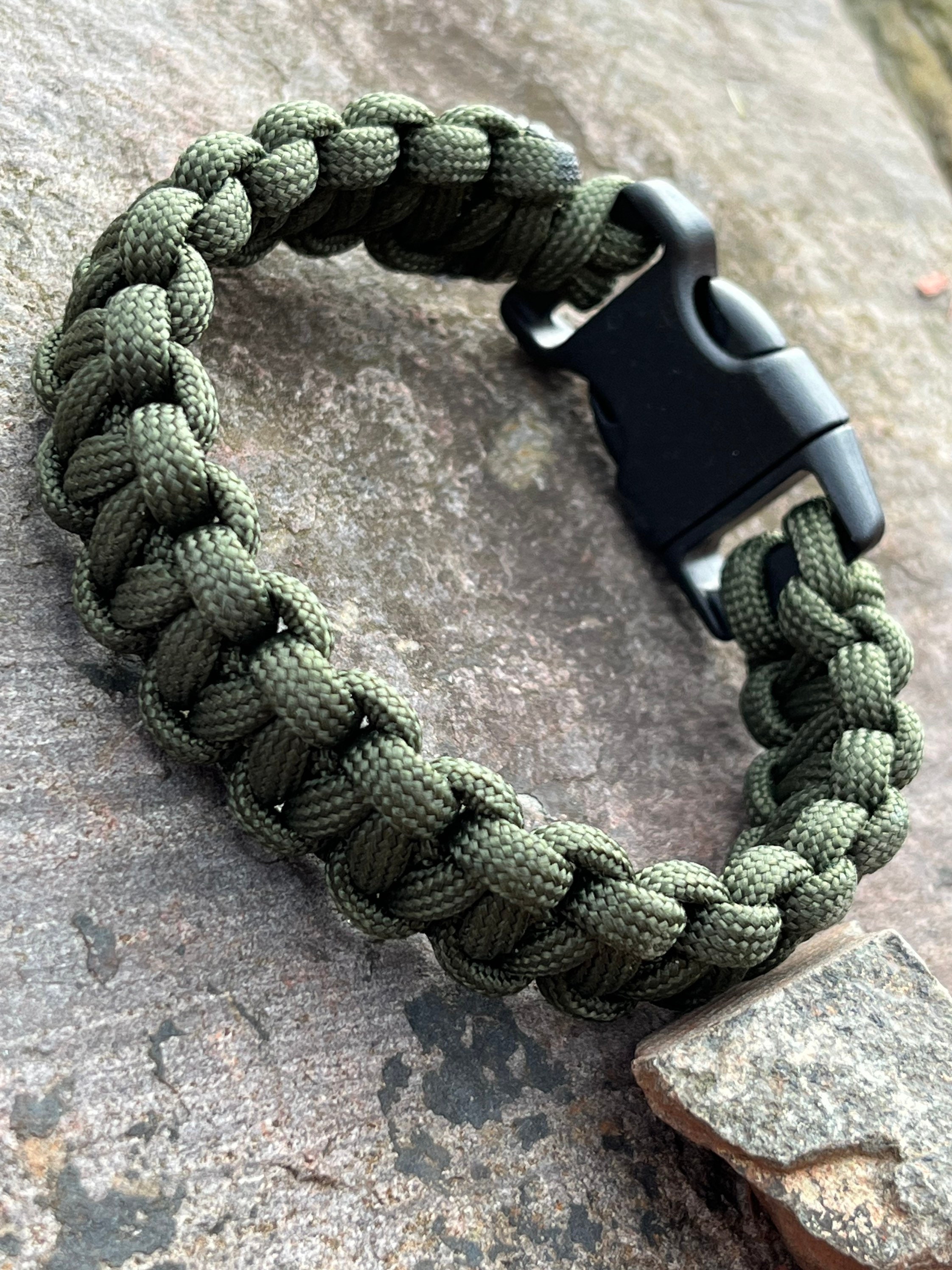 NJCXOLA Bracciale Sopravvivenza, Braccialetto Sopravvivenza in Paracord, Braccialetto Paracord con Accendino, Fascia Regolabile per Campeggio, bushcraft, Kit di Emergenza(2pcs,Nero