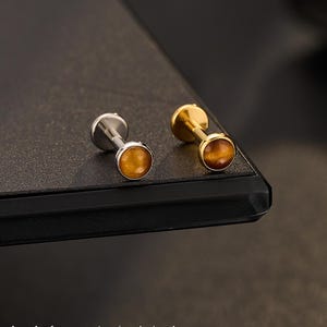 Pendiente labret de ojo de tigre de 16G y 8 mm con engaste biselado, pendiente plano de hélice/concha en oro/plata, piercing Medusa, regalo de joyería