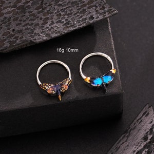 Piercing de septo com segmento articulado em formato de mariposa azul/amarela 16G / Clicker de septo / Argola de cartilagem / Brinco daith / Argola de hélix / Argola de concha / Argola de tragus / Joias de asas para o Halloween
