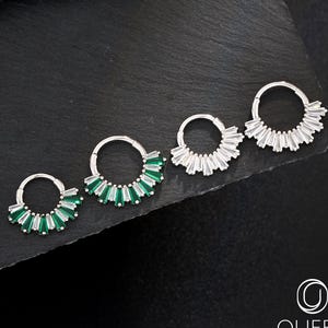 Anneau de septum Baguette CZ clair/vert 16G/Boucle d'oreille Daith en forme d'éventail/Segment à cliquet articulé/Piercing du cartilage
