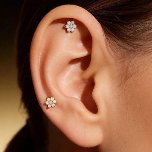 Orecchino a perno floreale con opale: piercing labret per cartilagine a forma di fiore in oro 16g 18g