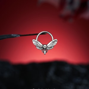 Anneau de septum tête de mort oiseau / mite morte, segment articulé, bijoux de septum / ailes, boucle d'oreille Daith / cartilage / hélice / cerceau de conque / bijoux d'Halloween effrayant
