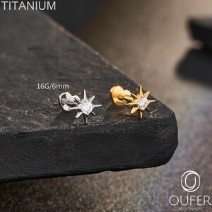 Piercing de hélice com rosca interna em titânio 16G F136 com zircônia cúbica em formato de estrela, 1 peça; Piercing de cartilagem com base plana em formato de coração, dourado/prateado.