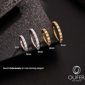 Pode incluir: Quatro brincos de argola com pedras retangulares são exibidos em uma superfície escura. Os brincos são prateados e dourados, com tamanhos de 6 mm e 8 mm. Um brinco é rotulado como 20G. O texto "Search OuferJewelry for more stunning designs!" é visível.