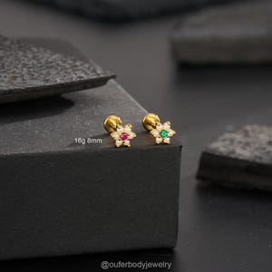 CZ rubis/émeraude 16 g - Puce fleur sans fil, clou labret à dos plat, clou conque/hélice/plat/tragus, piercings cartilagineux floraux, cadeau