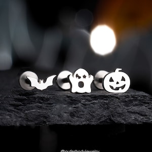 Juego de 3 pendientes de cartílago con rosca interna de 16 g con forma de calabaza, murciélago o fantasma, con parte superior plana plateada, con forma de Medusa, para labio, hélix, trago y caracola
