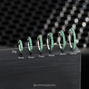 Orecchino per cartilagine con zirconi cubici verdi da 20 g/anello al naso/anello al setto/cerchietto per narice/cerchietto per trago/cerchietto per daith/gioiello per elica/cerchietto con cerniera a conchiglia/cerchietto delicato