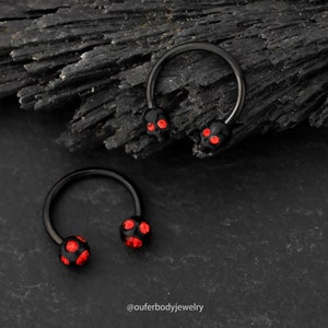 16G 2PCS Anello a ferro di cavallo con testa di teschio/Anello per setto di Halloween/Gioielli per setto a ferro di cavallo rosso e nero/Orecchino Daith/Cerchio per cartilagine/Elica/Conchiglia
