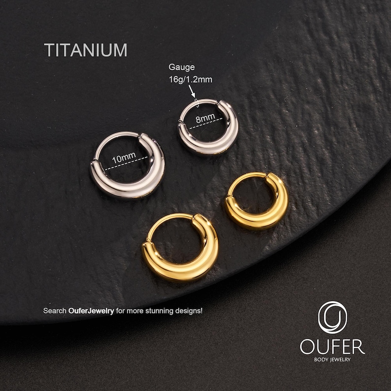 Puede incluir: Cuatro pendientes de aro de titanio en plata y oro. Los aros plateados miden 10 mm y 8 mm. Los aros dorados tambi&eacute;n miden 8 mm. El calibre es de 16 g/1,2 mm. La palabra "TITANIUM" est&aacute; en la parte superior de la imagen.