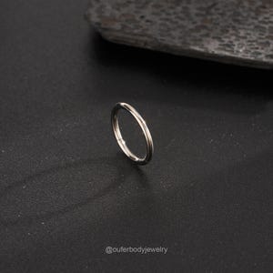 Puede incluir: Un anillo de piercing corporal sin costuras de plata. El anillo est&aacute; hecho de acero quir&uacute;rgico y est&aacute; dise&ntilde;ado para usarse en una variedad de piercings.