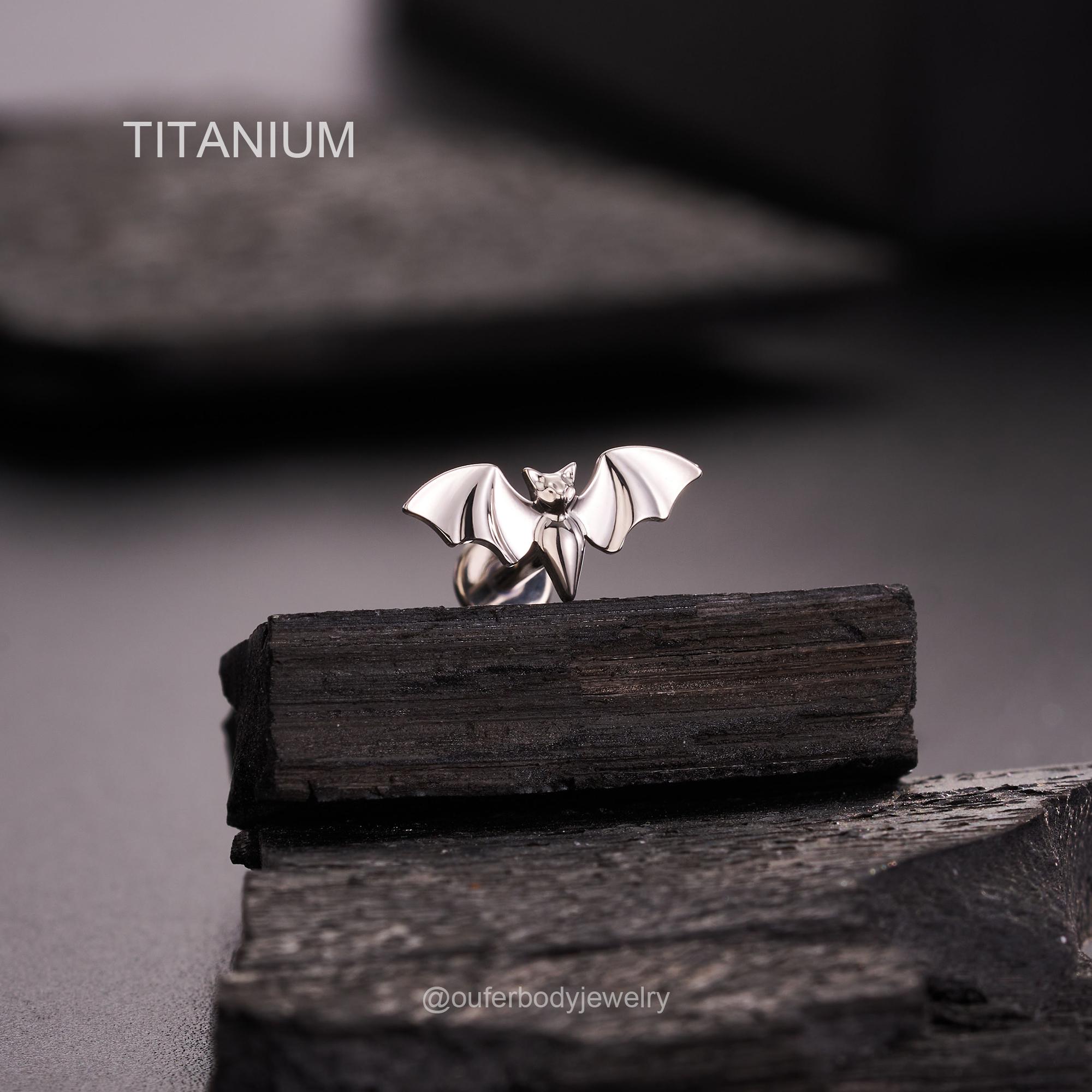 Orecchini a forma di piccolo pipistrello, calibro 16, con filettatura interna e retro piatto, in argento sterling. Orecchini a forma di animale. - Italia