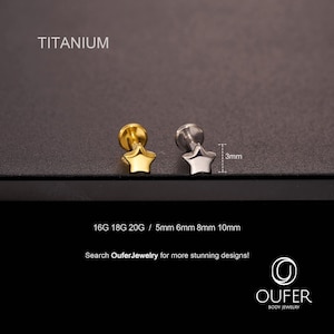 K&ouml;nnte beinhalten: Zwei sternf&ouml;rmige K&ouml;rperschmuck-Ohrstecker, einer goldfarben und einer silberfarben, werden vor einem dunklen Hintergrund gezeigt. Der Text "TITANIUM" steht oben. Die Ohrstecker sind 3 mm gro&szlig;. Der Text "16G 18G 20G / 5mm 6mm 8mm 10mm" steht darunter.