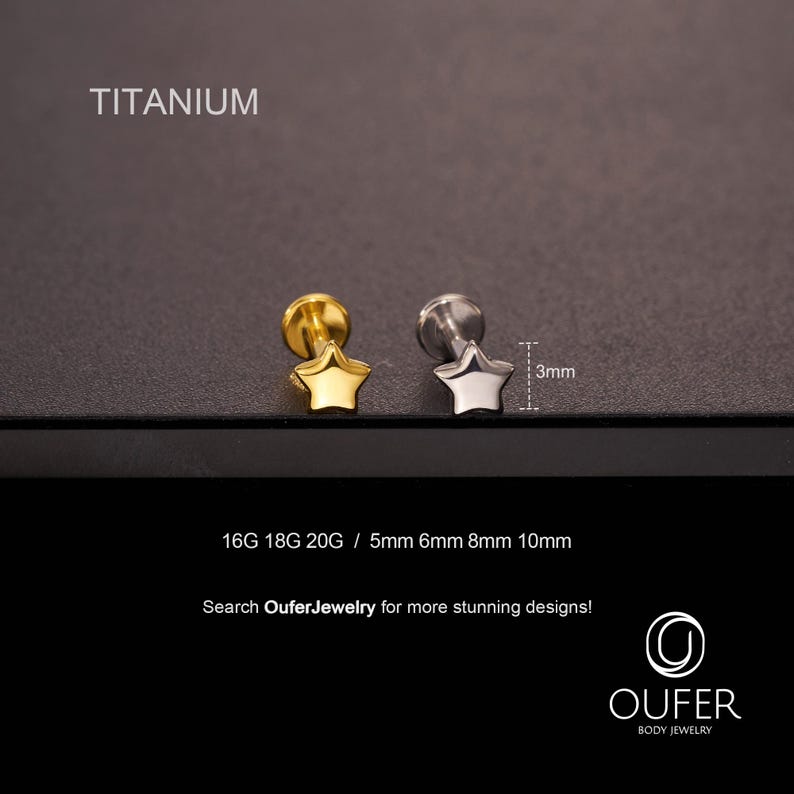 K&ouml;nnte beinhalten: Zwei sternf&ouml;rmige K&ouml;rperschmuck-Ohrstecker, einer goldfarben und einer silberfarben, werden vor einem dunklen Hintergrund gezeigt. Der Text "TITANIUM" steht oben. Die Ohrstecker sind 3 mm gro&szlig;. Der Text "16G 18G 20G / 5mm 6mm 8mm 10mm" steht darunter.