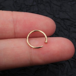 Cerchio per naso in oro massiccio 14K/Anello per naso piccolo e sottile/Cerchio per anello per naso in argento/18g 20 Gauge Piccoli anelli per naso/Aderenza perfetta/Gioielli per piercing al naso Regolabili immagine 5