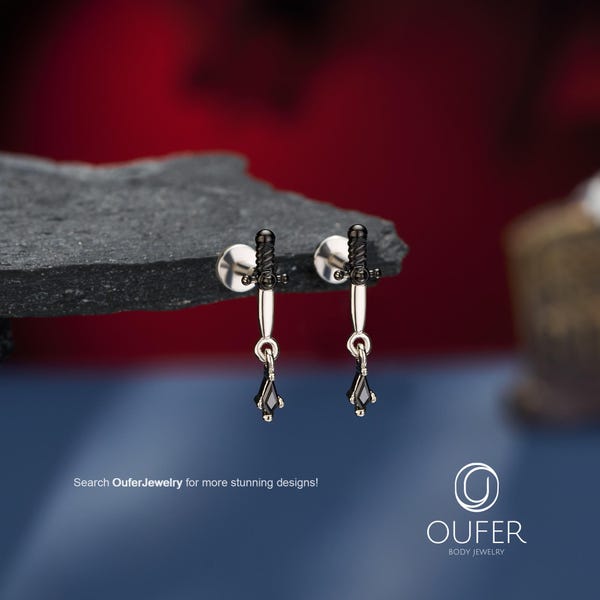 Orecchino a perno per cartilagine ed elice in argento 16G a forma di spada, piercing pendente con zirconi cubici, gioiello gotico per il corpo, regalo perfetto per Halloween.