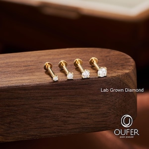 Puede incluir: Cuatro pendientes de bot&oacute;n de diamantes cultivados en laboratorio de color dorado, de diferentes tama&ntilde;os, se muestran sobre una superficie de madera. Los pendientes tienen un poste y una parte trasera plana. El texto "Lab Grown Diamond" es visible.