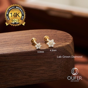 Puede incluir: Dos pendientes de oro de 14 quilates con diamantes cultivados en laboratorio en forma de flor. Un pendiente mide 3,3 mm y el otro 4,2 mm. La joya presenta un diseño de poste con parte posterior plana y piedras claras en un patrón floral.