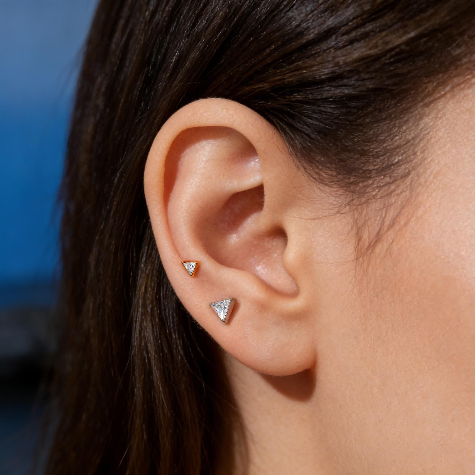 16G/18G スレッドレス トライアングル CZ スタッド、小さなゴールド 