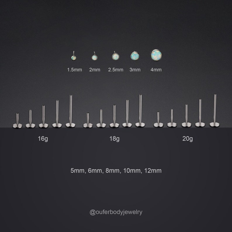 Op de afbeelding: Een assortiment chirurgisch stalen neusstuds met opalen-achtige edelstenen, verkrijgbaar in verschillende maten en diktes. De maten vari&euml;ren van 1,5 mm tot 4 mm in diameter en de diktes zijn 16g, 18g en 20g. De lengtes van de studs zijn 5 mm, 6 mm, 8 mm, 10 mm en 12 mm.