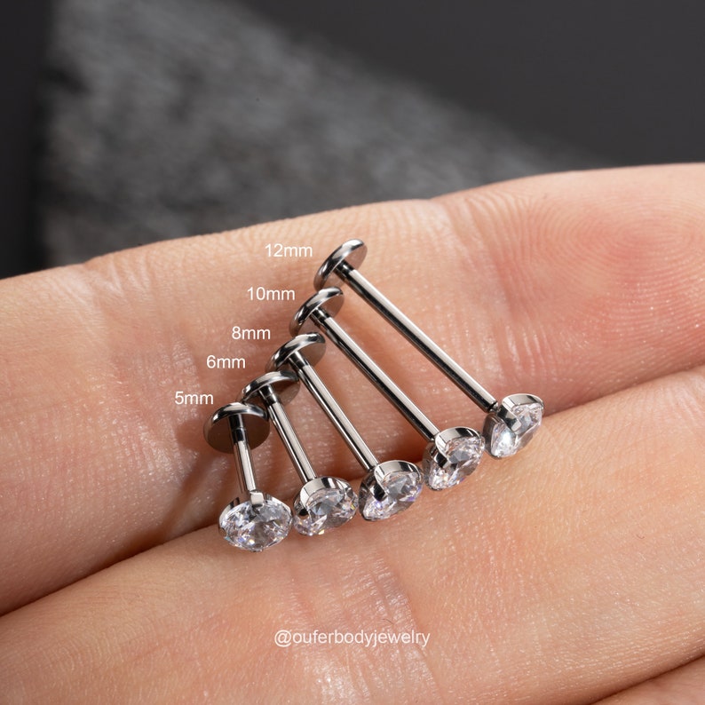 Puede incluir: Un conjunto de seis pendientes de barra de plata con piedras de circonita c&uacute;bica transparentes. Los pendientes se muestran en diferentes tama&ntilde;os, que van de 5 mm a 12 mm.  @ouferbodyjewelry