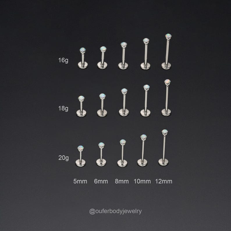 Op de afbeelding: Een selectie van opale neusringen in verschillende maten en diktes. De ringen zijn gemaakt van chirurgisch staal en hebben een heldere opaal edelsteen. De maten zijn 5 mm, 6 mm, 8 mm, 10 mm en 12 mm. De diktes zijn 16 g, 18 g en 20 g.