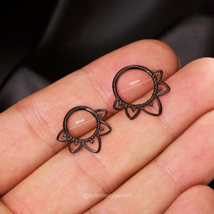 16G titanium zwarte bloemblaadje Daith Clicker/lotus septum sieraden/scharnierende daith hoepel/septum hoepel/helix hoepel/tragus hoepel/conch piercing/cadeau