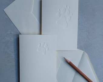 Lot de 6 cartes en creux ivoire imprimées pattes chien et chat, vierges à l’intérieur. Fait à la main par un artiste britannique. Amoureux des animaux de compagnie perte de cadeaux bébés mères