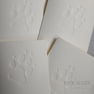Tarjeta de felicitación con estampado de pata de perro grabada en color crema marfil, interior en blanco. Hecho a mano Reino Unido Animal mascota cumpleaños gracias simpatía pérdida de mascotas día de las madres