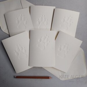 Lot de 6 cartes ivoire avec empreintes de pattes de chien estampées, vierges à l'intérieur. Vendeur britannique. Cadeau pour amoureux des animaux fait main perte naissance bébé chiot nouvelles mères