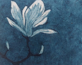 Tirage limité au collagraphe Magnolia bleu de Prusse imprimé à la main sur papier lokta fait main. Art botanique floral abordable artiste britannique
