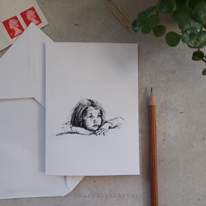 Cartão de felicitações com retrato de menina olhando para longe. Em branco por dentro. Aniversário, bebê, nascimento, pensando em você, simpatia, obrigado, artista de esboços do Reino Unido