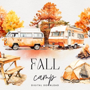 Puede incluir: Una ilustración de acuarela de una escena de campamento de otoño con una caravana vintage, una camioneta, una tienda de campaña, una mesa de picnic y una fogata. La escena está ambientada en un bosque con follaje de otoño en tonos de naranja, amarillo y rojo.