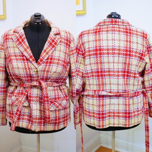 Puede incluir: Una chaqueta de cuadros rojos, blancos y azules con cinturón de anudar. La chaqueta tiene cuello de muesca y mangas largas.