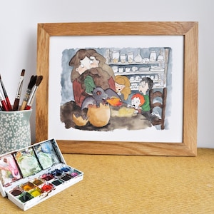 Può includere: Un dipinto ad acquerello in una cornice di legno raffigura un gruppo di bambini riuniti attorno a un tavolo con una donna e un piccolo drago. Il drago sta emergendo da un uovo rotto e ha un bagliore arancione fiammeggiante. La donna tiene il drago e ha un'espressione sorpresa sul viso. I bambini guardano il drago con curiosità ed eccitazione. Il dipinto è ambientato in una cucina con scaffali pieni di piatti e barattoli.