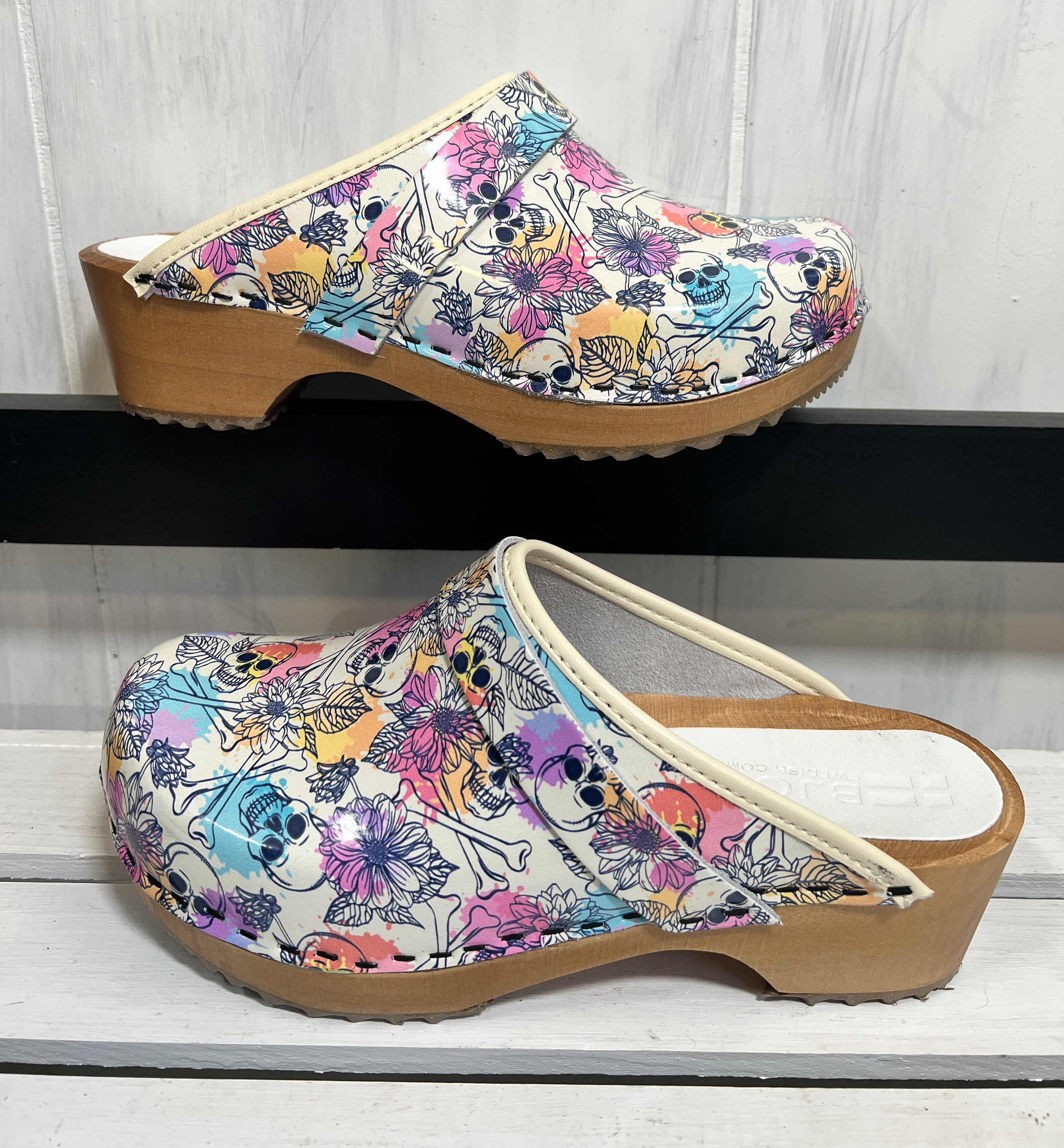Zuecos suecos Björk de charol con estampado de calaveras, huesos cruzados y flores, talla 36/6, nuevos
