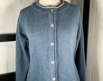 Cardigan IrelandsEye Blue KILLINEY en laine et cachemire, taille M, neuf avec étiquette