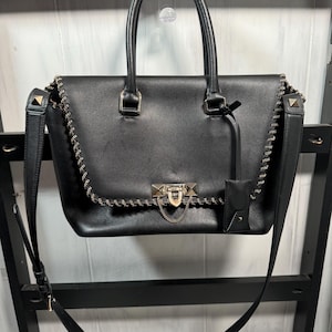Valentino Gold Whipstitch Demilune Kette getrimmte schwarze Ledertasche, funktionelle Größe, kaum getragen, abnehmbarer Crossbody-Riemen