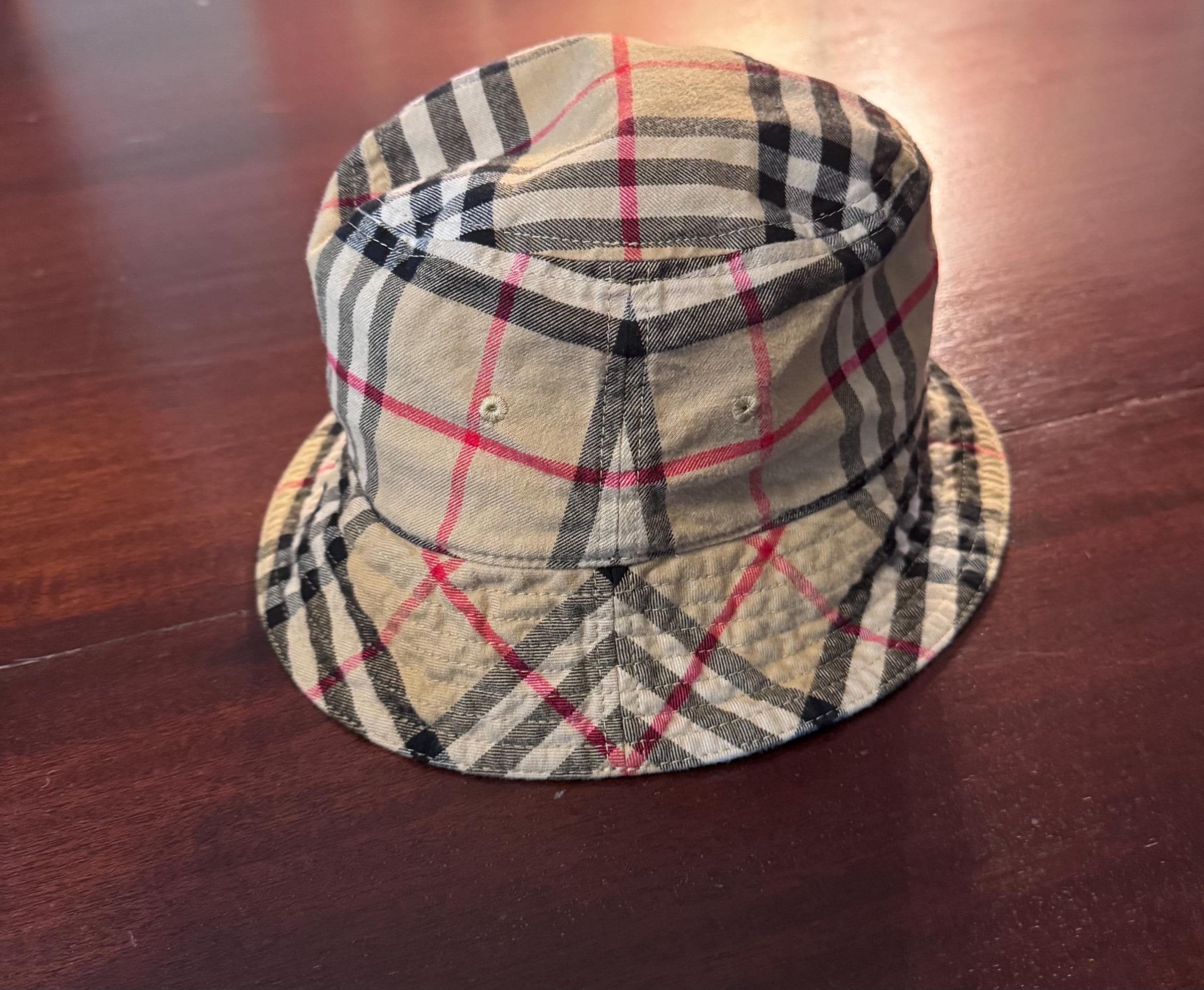 Burberry Check Cotton Bucket Hat in Archive Beige.  made in Italy. Size small Burberry Technical Cotton Vintage Check Bucket Hat M Archive  main image 2