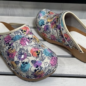 Bjork Swedish leather clogs, colorful skulls and crossbones! size 36/6, new no box