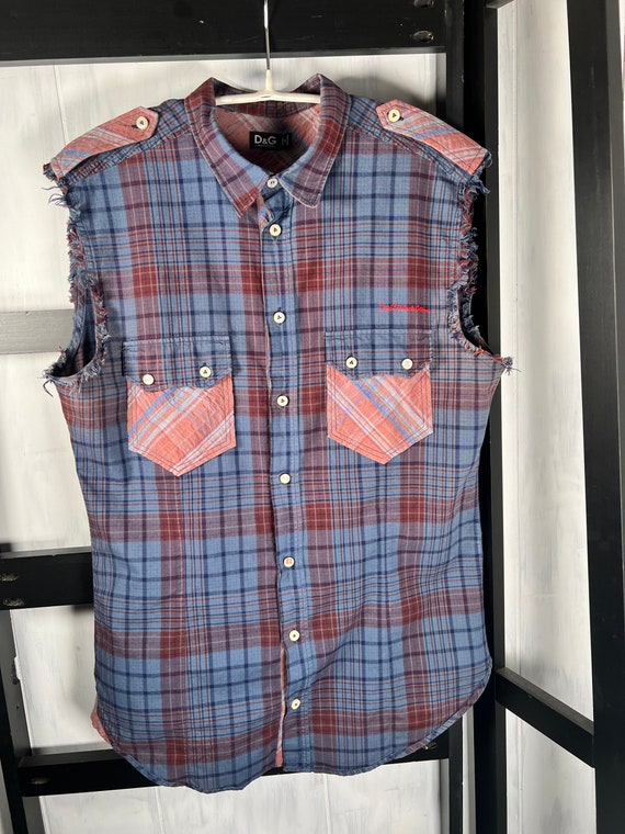 Camisa sin mangas con botones y dobladillo deshilachado con
