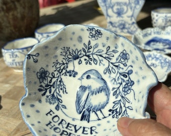 Bol en porcelaine bleu Delft fait à la main avec oiseau. Toujours plein d'espoir
