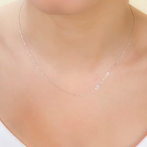 Extra Tiny Initial Necklace / Personalized Letter Necklace / Dainty Necklace / Necklaces for Women / Personalized Gift for Her Jewelry zdjęcie 1