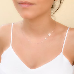 Regalo para ella, collar con inicial lateral en plata de ley / collares para mujer / collar con letras / collar delicado / collar personalizado