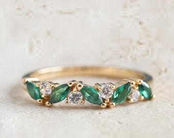 Anillo de esmeralda personalizado, anillo de piedra natal, delicada joyería de plata chapada en oro.
