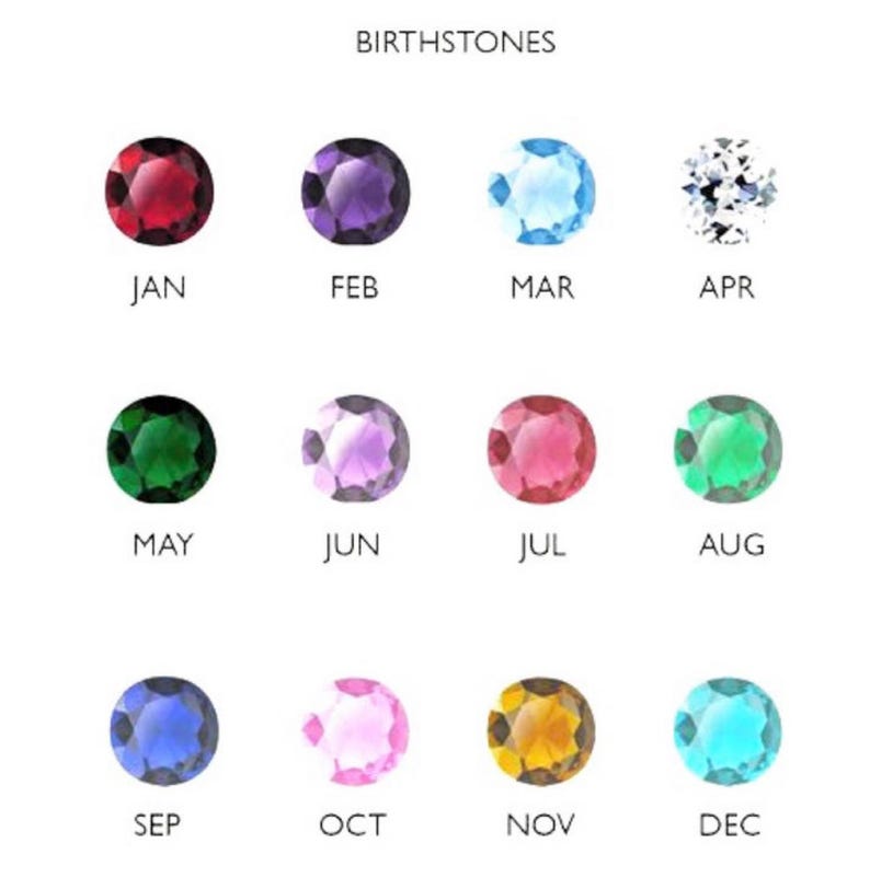 Peut inclure: Un tableau montrant les pierres de naissance pour chaque mois de l'ann&eacute;e. Le tableau montre une pierre rouge pour janvier, une pierre violette pour f&eacute;vrier, une pierre bleue pour mars, une pierre claire pour avril, une pierre verte pour mai, une pierre rose pour juin, une pierre rose pour juillet, une pierre verte pour ao&ucirc;t, une pierre bleue pour septembre, une pierre rose pour octobre, une pierre brune pour novembre et une pierre bleue pour d&eacute;cembre.