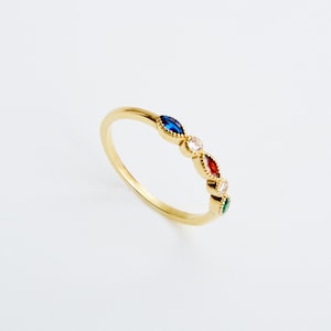 Peut inclure: Une bague en or avec cinq pierres pr&eacute;cieuses color&eacute;es serties en forme de marquise. Les pierres pr&eacute;cieuses sont bleues, blanches, rouges, blanches et vertes.