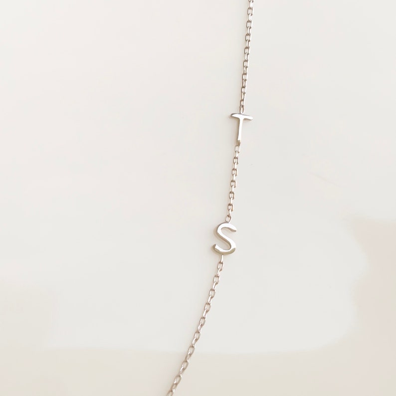 Zierliche kleine Initial Halskette / Personalisierte Buchstaben Halskette / Zierliche Halskette / Halsketten für Frauen / Personalisiertes Geschenk für ihren Schmuck Bild 4