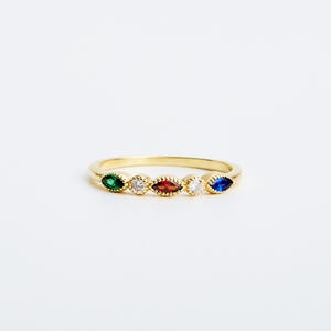 Peut inclure: Une bague en or avec cinq pierres en forme de marquise. Les pierres sont vertes, blanches, rouges, blanches et bleues.