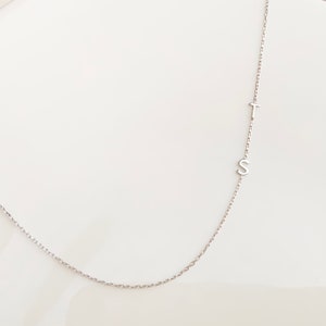 Extra kleine eerste ketting/gepersonaliseerde brief ketting/sierlijke ketting/kettingen voor vrouwen/gepersonaliseerd cadeau voor haar sieraden afbeelding 2