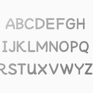 Puede incluir: Un alfabeto escrito a mano en fuente gris sobre un fondo blanco. Las letras est&aacute;n en may&uacute;sculas y est&aacute;n escritas en un estilo simple y redondeado.